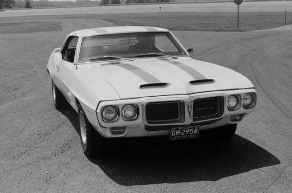 Звезда от безброй американски филми, Pontiac Firebird Trans Am е може би най-известен с появата си в оригиналните филми &bdquo;Cannonball&ldquo; и &bdquo;Smokey and the Bandit&ldquo;. Първият е вдъхновен от незаконно състезание по кроскънтри, организирано за първи път през 1971 година. То е спечелено от Дан Гърни.

Да не се бърка с филмите &bdquo;Cannonball&ldquo; с участието на Бърт Рейнолдс, тъй като  Pontiac Firebird Trans Am има водеща роля.
